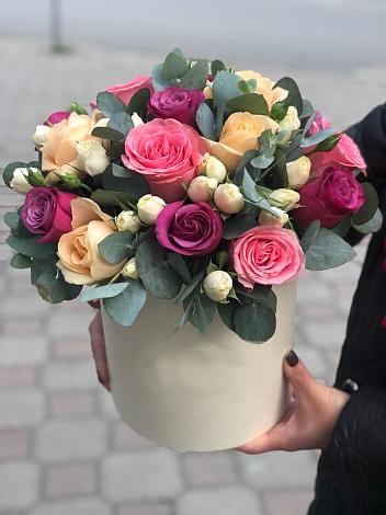 Цветочная композиция из Розы в шляпной коробке в Демянске